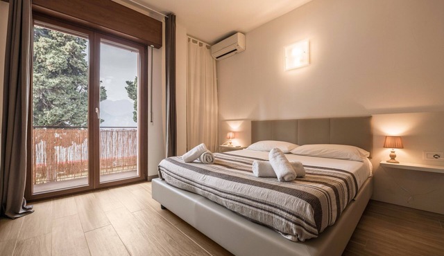 Modern Apartment “Fiocco” with Lake View, Wi-Fi, Air Conditioning and Terrace