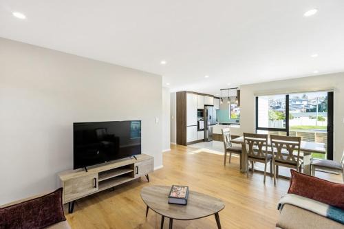 Modern Central 4BRM with Aircon, heating and Parking