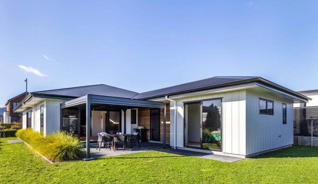 Modern Holiday Retreat – Relax & Unwind in Style