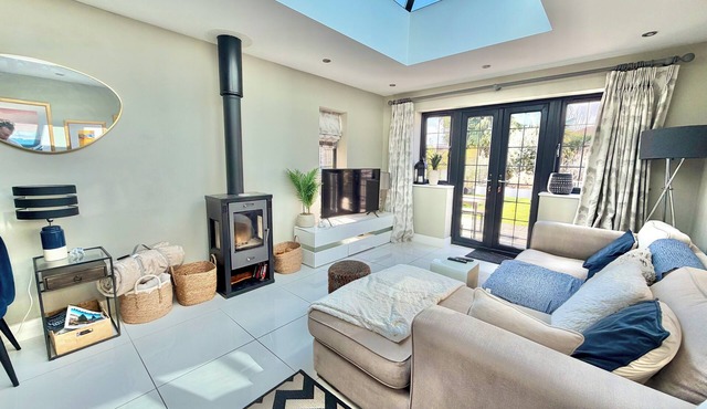 Modern Luxury Home - Hot Tub - 3 King Bedrooms - Free Parking - Close to Beaches
