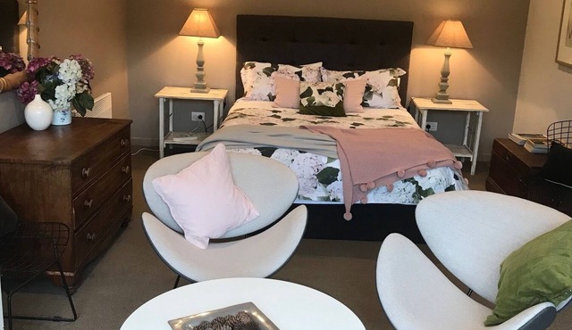 Modern, quiet comfort for two