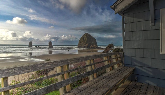 Neilson's at Cannon Beach-Oceanfront Getaway-Stunning Sunset View-Fireplace