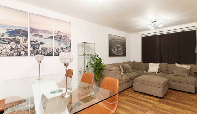 Newly renovated 6 bedroom house Sleeps 10 in Leeds