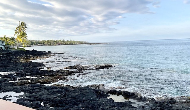 Oceanfront, 5 STAR, Home 3 BR/3 BA, wonderful lanai and Jacuzzi -Sleeps 8