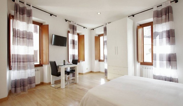 Old Rome area-6 pax-Silent-Air conditioned-Historical Roman building
