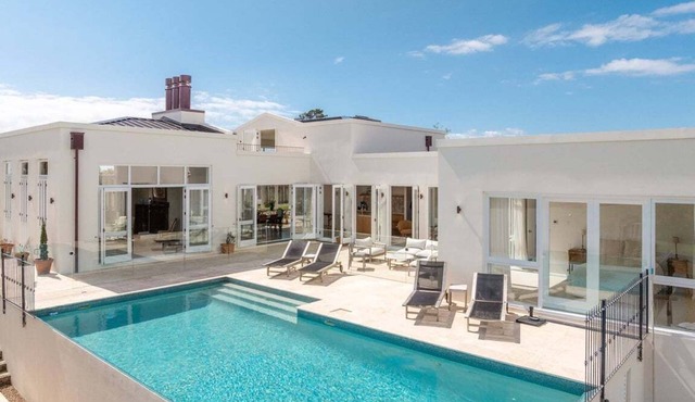 Onetangi Estate including guest cottage by Waiheke Pure - Luxurious italian style palazzo with pool, hot tub and expansive views