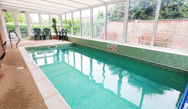 OWL, pet friendly, with pool in Pickering