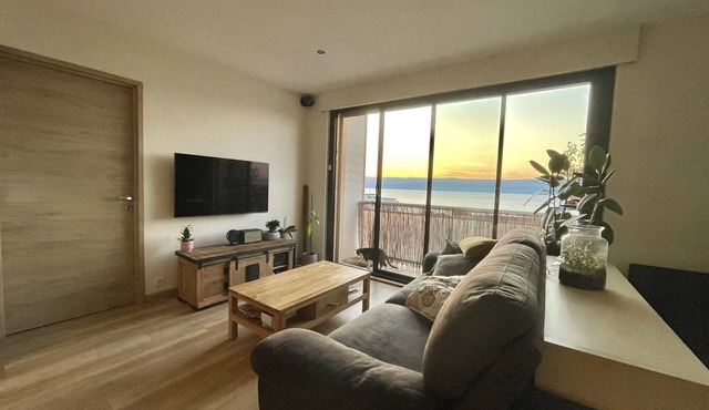 Panoramic Lake Geneva views, 9th floor, 2 renovated bedrooms, spa a stroll away