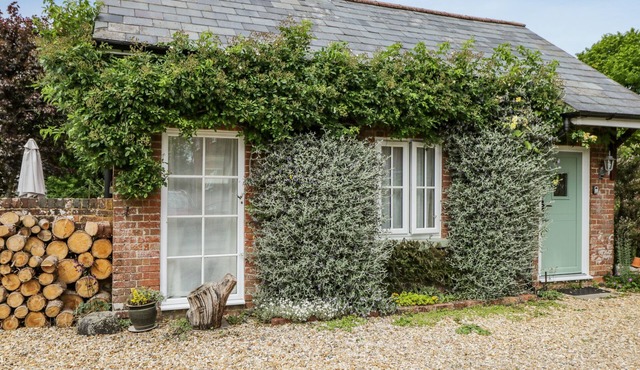 PARKFIELD COTTAGE, romantic, with open fire in Sturminster Marshall