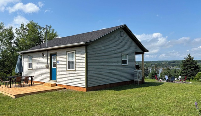 Peaceful river view cottage close to world class sandy beaches