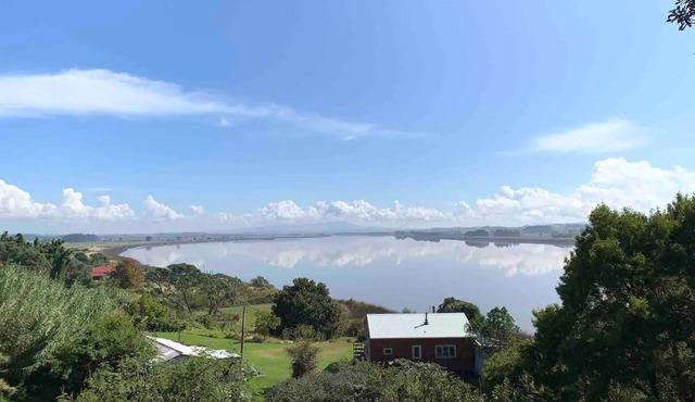 Peaceful riverfront cottage in tiny northland town