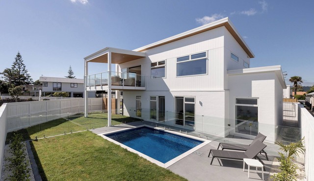 Pearl by the Sea - Stunning 3-Bedroom Coastal Retreat with Ocean-View Balcony, Private Pool & Spa, Steps from Papamoa Beach