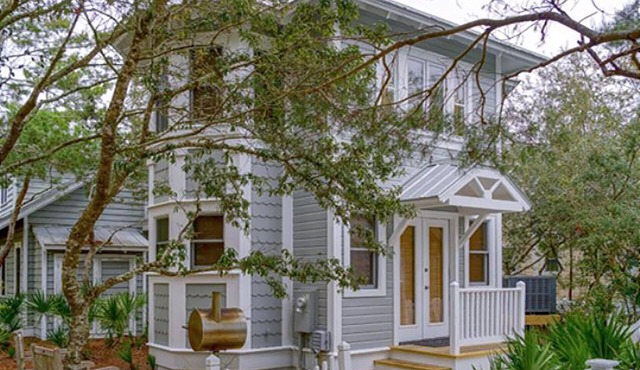 PERFECT FOR A COUPLE'S GETAWAYS! 2 MINUTE WALK TO POOL & BEACH