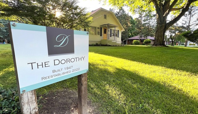 Perfect Summer Getaway- 2 bed, large private yard, ravine lot, gameroom
