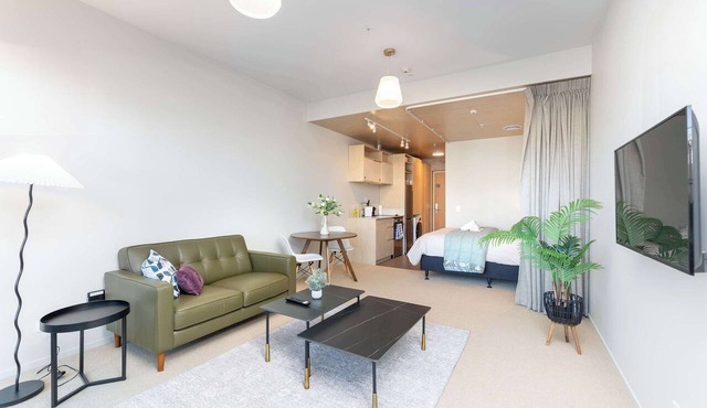 Petone Studio - Balcony, Bath Tub, Sleeps 2