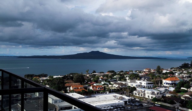 Picture Perfect Apartment with beautiful views in Central Takapuna