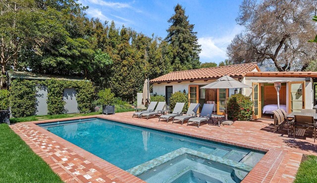 Premium Location Heated Pool & Hot Tub walk to Lower Village