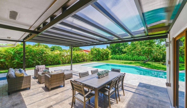Private Pool House w/4BR in Westchester Miami