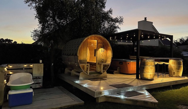 Private Sauna + Ice Bath + Hot Tub Escape 5 min to Matakana