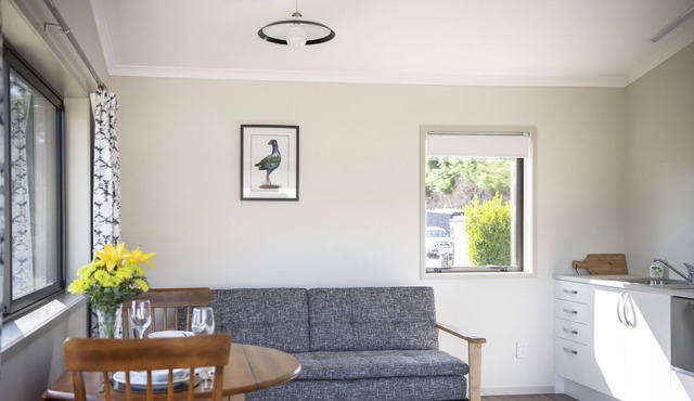 PUKEKO LODGE - NAPIER HOLIDAY HOME, with a garden in Napier