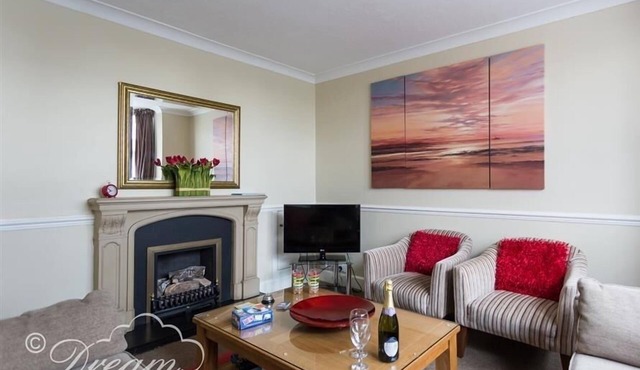 REDCLIFF VIEW LODGE, family friendly, with a garden in Weymouth