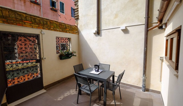 Redecorated in '24 ideally located by a canal w/private courtyard and Fast WIFI