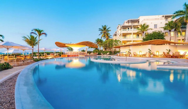 Relax in Style with Pool, Ocean Views, and Private Beach Access in Turks and Cai