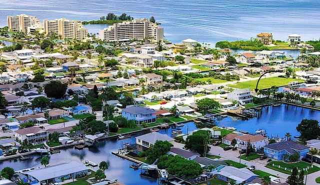 Relaxing Channel home. Perfect location- Pasco Scalloping Season July 10-Aug. 18