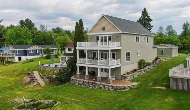 Riverfront Retreat: Dock access & Tanker Views
