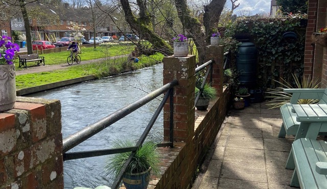 RIVERGEM - RIVERSIDE COACH HOUSE, pet friendly in Winchester