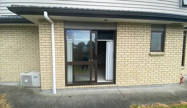 Room in Hillsborugh Auckland. Close to Motorway 10-15 minutes to CBD and airport