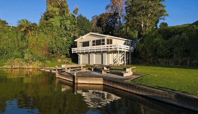 Rotoiti Boathouse - Waterfront, Jetty, Kayaks