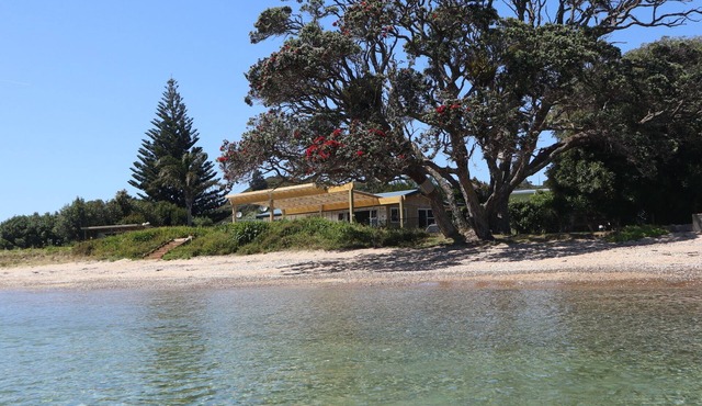 Ruahau - Absolute Beachfront - Luxury House and Cabin - Bikes, Kayaks, Spa, Pets