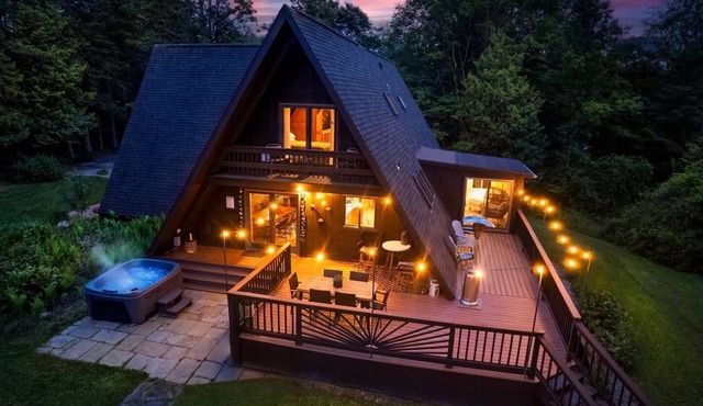 Rustic A Frame Cabin. Nature retreat on 4 acres! 15 minutes from 3 waterfalls