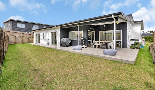 Seaside Escape - Ruakaka Holiday Home