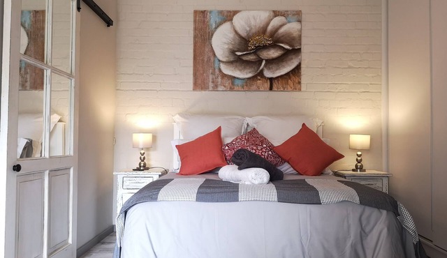 Self Catering Fully Equipped Cottage set in a leafy suburb