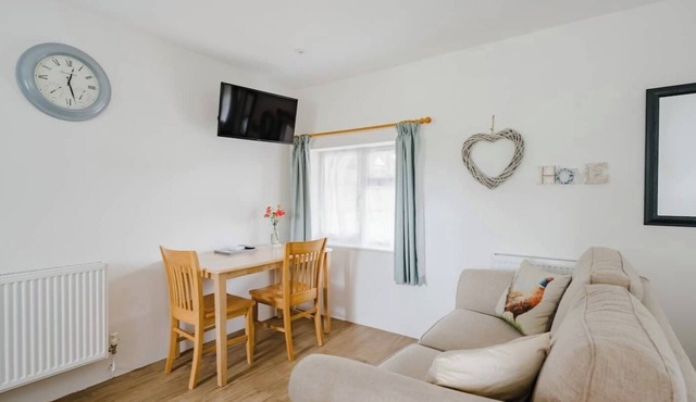 Self contained and self catering annexe. Situated up a lovely quiet country lane