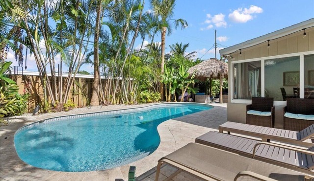 Serenity Tiki Beach House | King Size Bed!
