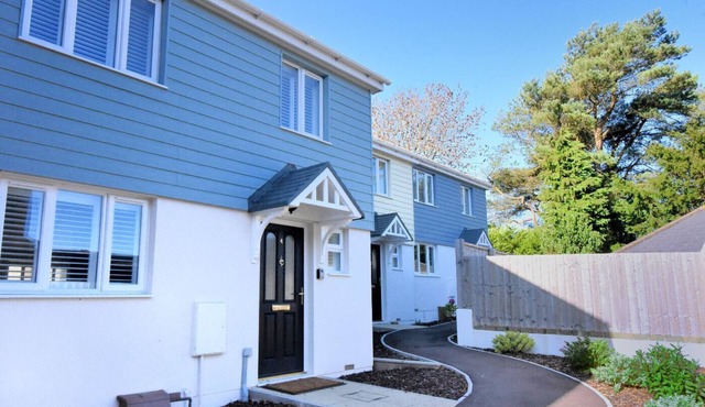 SHIRE VIEW, family friendly, country holiday cottage in Lyme Regis
