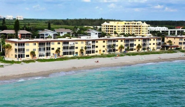 Siesta Key - Beachfront Condo - 2 BR – Free Boat Docks - Upscale - Renovated