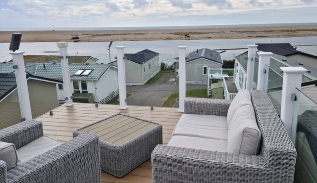 Skydeck Holiday home with fabulous views over Chesil Beach and Portland Harbour