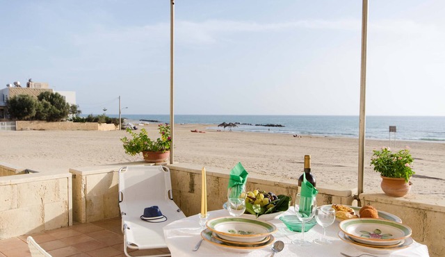 Small, modern beach house on the sand, quiet,sea view, WiFi, aircon, max. 7 p.