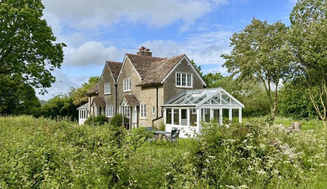 South Cottage - sleeps 4 guests in 3 bedrooms