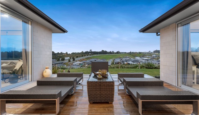spacious 4br family retreat with elevated and lake views