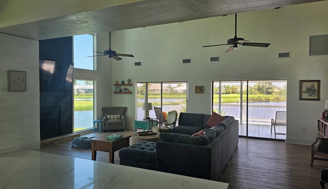 Spacious 4BR Lakeview Getaway, Gourmet Kitchen + Family-Friendly Fun