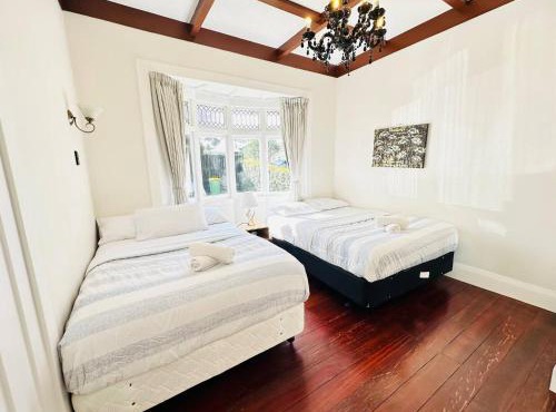 Spacious 5 Bedrooms Fully Fenced house in Auckland