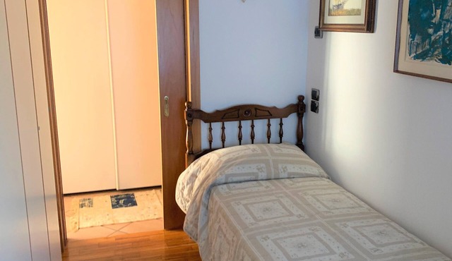 Spacious and bright apartment with garden in central area
