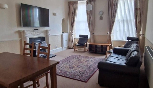 Spacious Clean Central Near Train Stn & University
