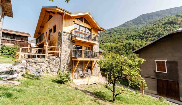 Spacious Family Chalet – Courchevel/Brides-les-Bains with Mountain Views