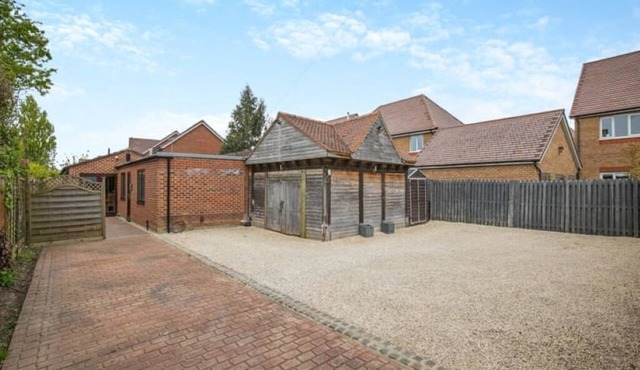 Spacious Gloucestershire Bungalow Retreat for Groups & Family Gatherings